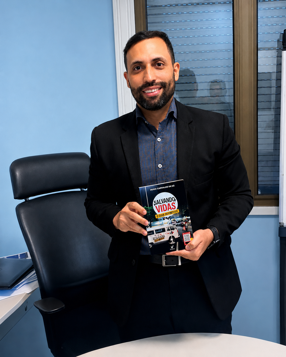 Dr. Hugo Carvalho com o livro "Salvando Vidas — O Guia Definitivo"